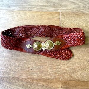 White elephant woven leather belt